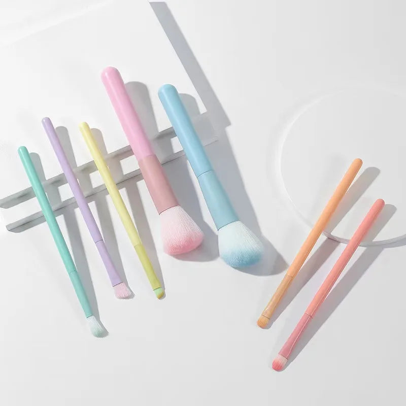 Un ensemble complet d’outils de maquillage comprenant 7 pinceaux de maquillage colorés