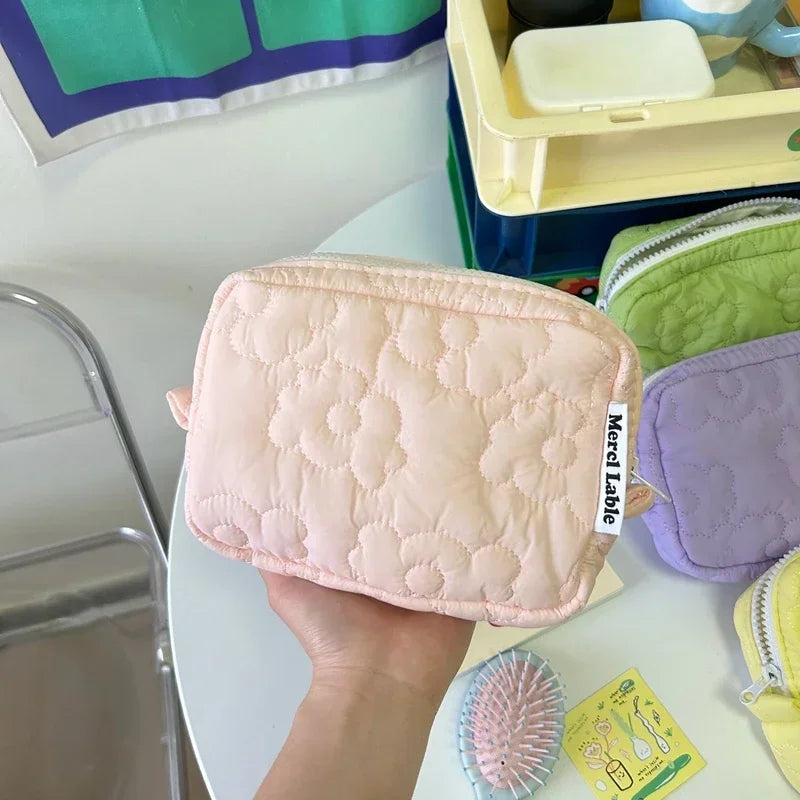 Cute Cosmetic Storage Bag Quilted Flowers Design Cosmetic Bag Soft Comfortable Makeup Bag for Lipstick Tissue Jewelry Pouch