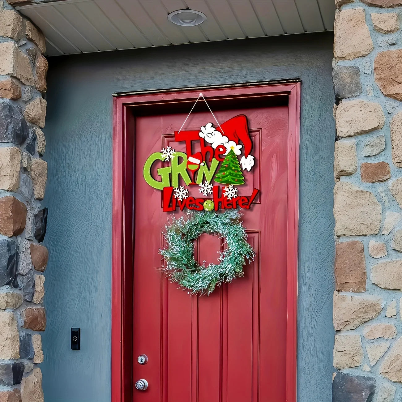 Christmas "The Grinch Lives Here" Decor Sign, 30cm×25.3cm Festive Wall Art with Santa Hat & Tree, Funny Holiday Home Decoration