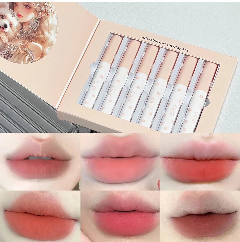 Ensemble cosmétique de maquillage . Brillant à lèvres Velours mat .