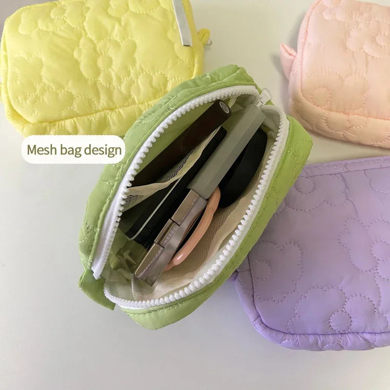 Cute Cosmetic Storage Bag Quilted Flowers Design Cosmetic Bag Soft Comfortable Makeup Bag for Lipstick Tissue Jewelry Pouch