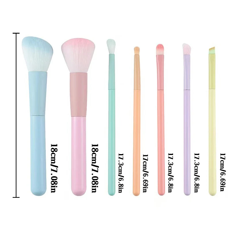 Un ensemble complet d’outils de maquillage comprenant 7 pinceaux de maquillage colorés
