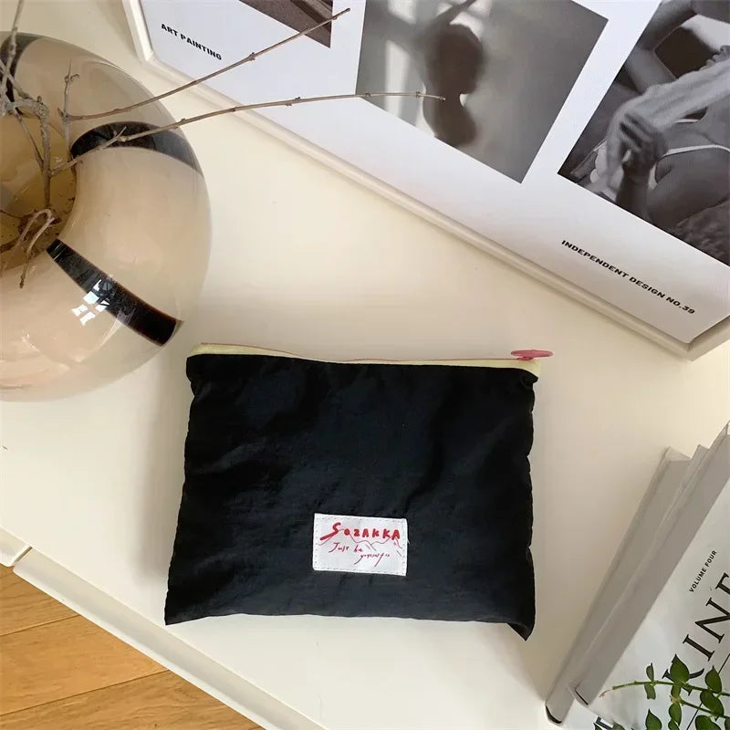 Sac à cosmétiques en toile.