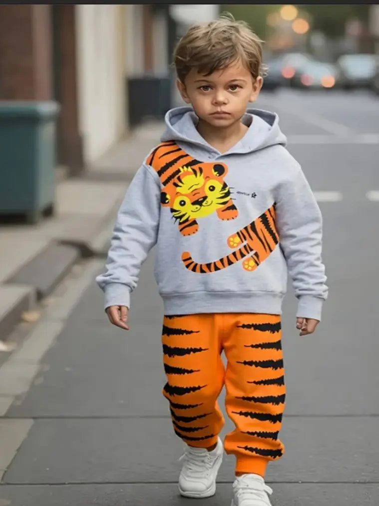 A cute two-piece set of cartoon tiger printed fleece with sweatshirt and sweatpants for baby boys and toddlers in spring and aut