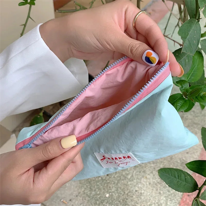 Sac à cosmétiques en toile.