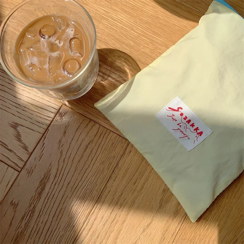 Sac à cosmétiques en toile.