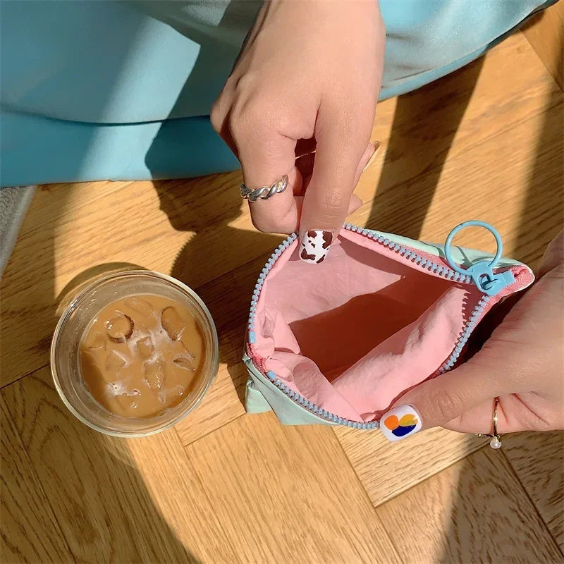 Sac à cosmétiques en toile.