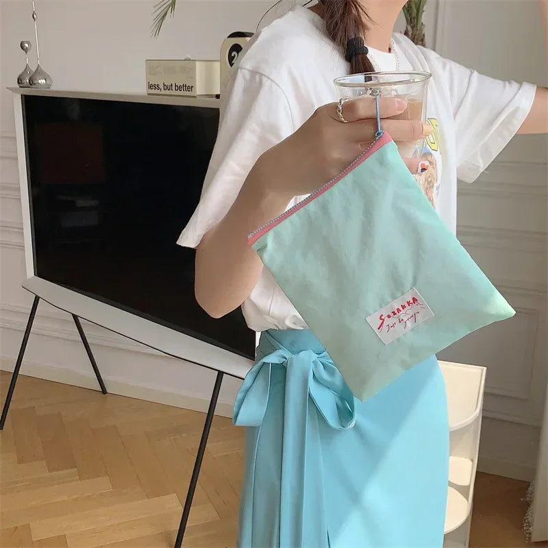 Sac à cosmétiques en toile.