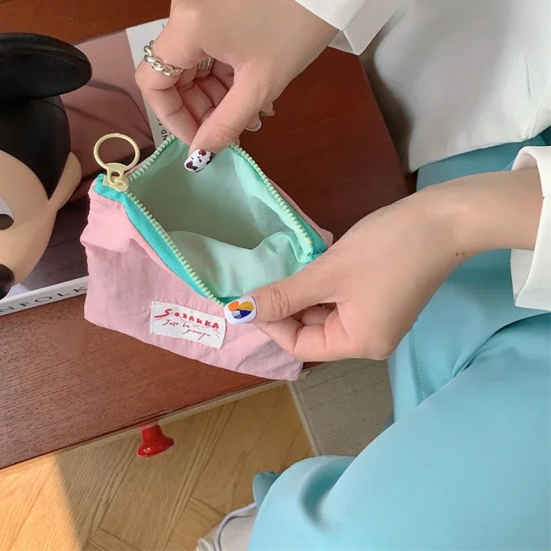 Sac à cosmétiques en toile.