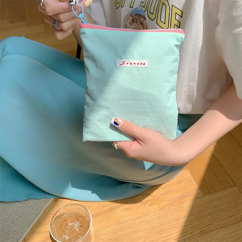 Sac à cosmétiques en toile.