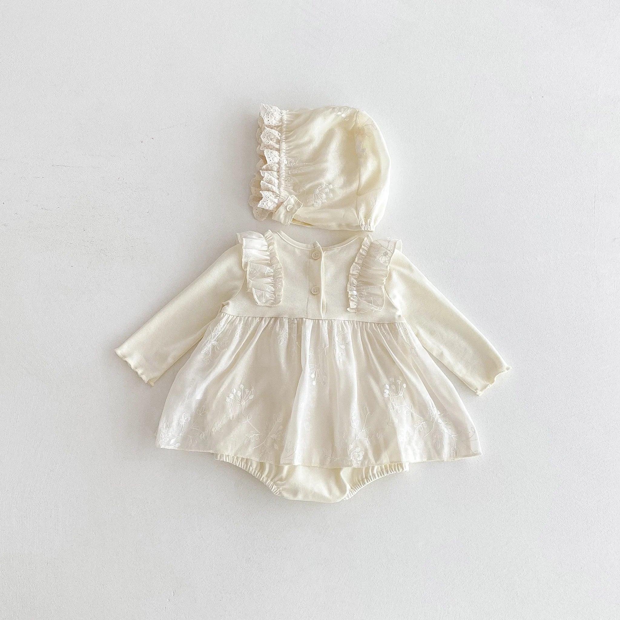 A cute and sweet autumn long-sleeved gauze fake two-piece triangular one-piece dress for a baby girl with a suspender skirt and