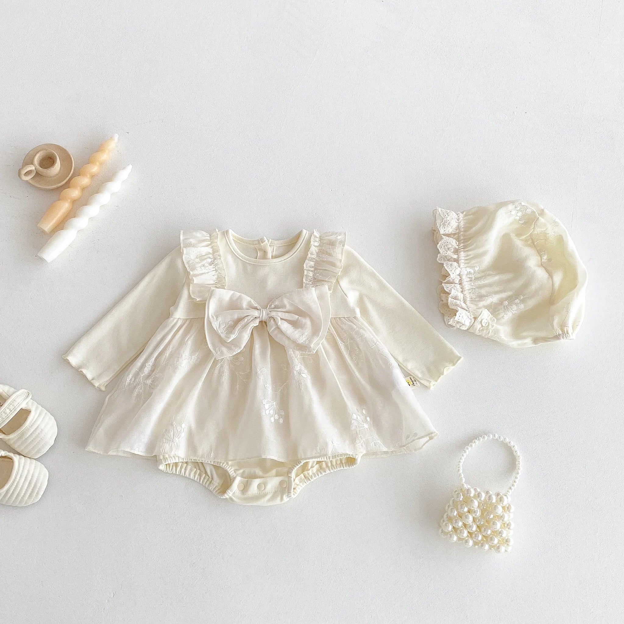 A cute and sweet autumn long-sleeved gauze fake two-piece triangular one-piece dress for a baby girl with a suspender skirt and