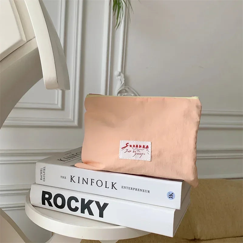 Sac à cosmétiques en toile.