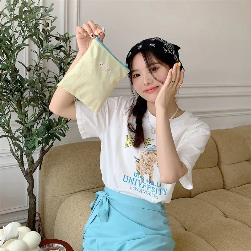 Sac à cosmétiques en toile.