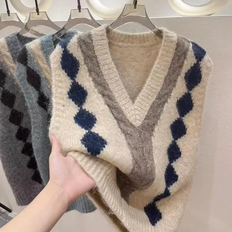Contrasting V-neck Rimpice Knitted Vest Women's Autumn Winter 2023 New Design Sense Lazy Style Layering Sweater