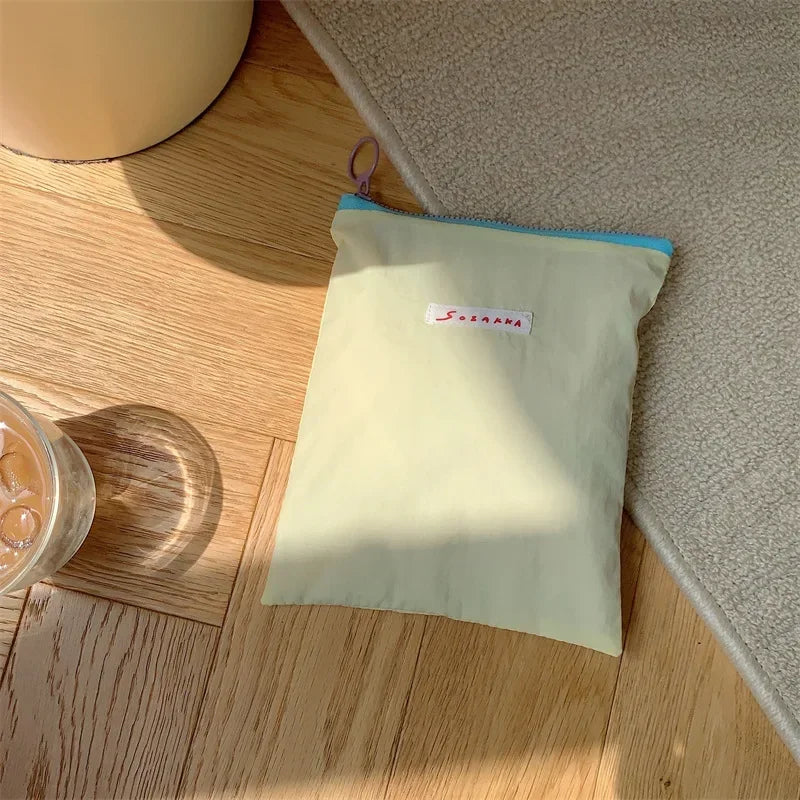 Sac à cosmétiques en toile.