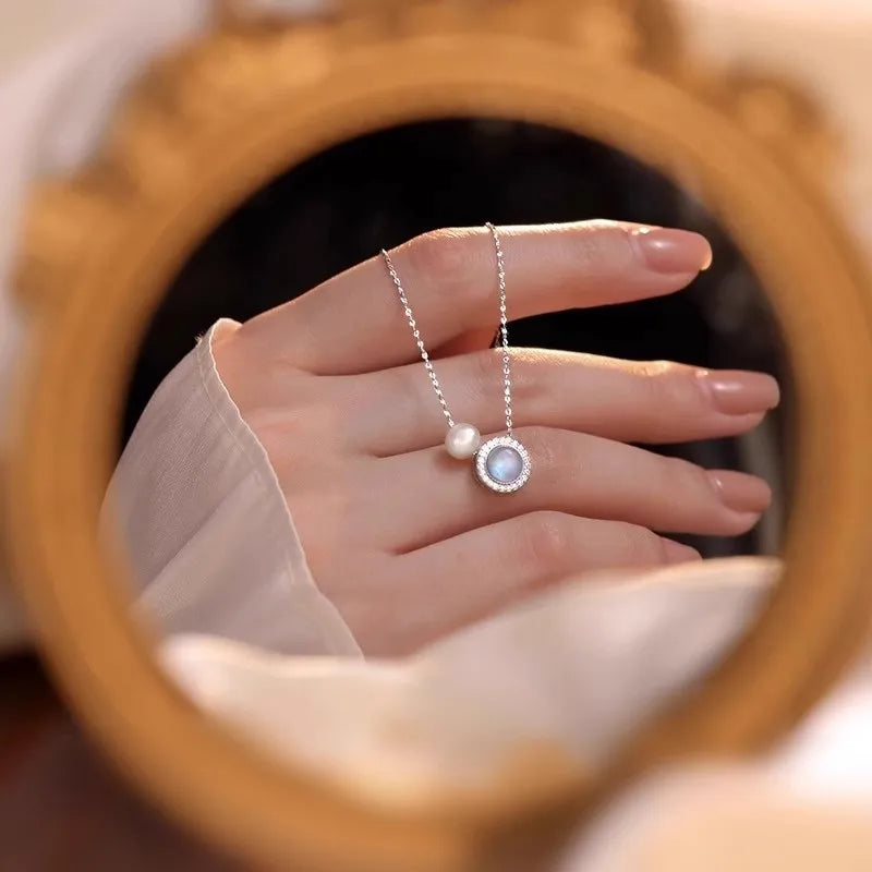 قلادة من الفضة الإسترلينية عيار 925 مرصعة بالزركون الأزرق مع سلسلة من اللؤلؤ اللامع على شكل عظمة الترقوة مناسبة لتقديمها كهدية لصديقتك