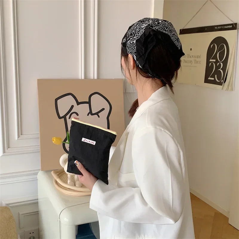 Sac à cosmétiques en toile.