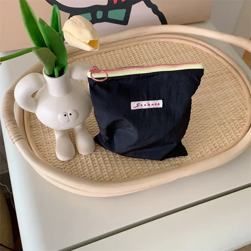 Sac à cosmétiques en toile.