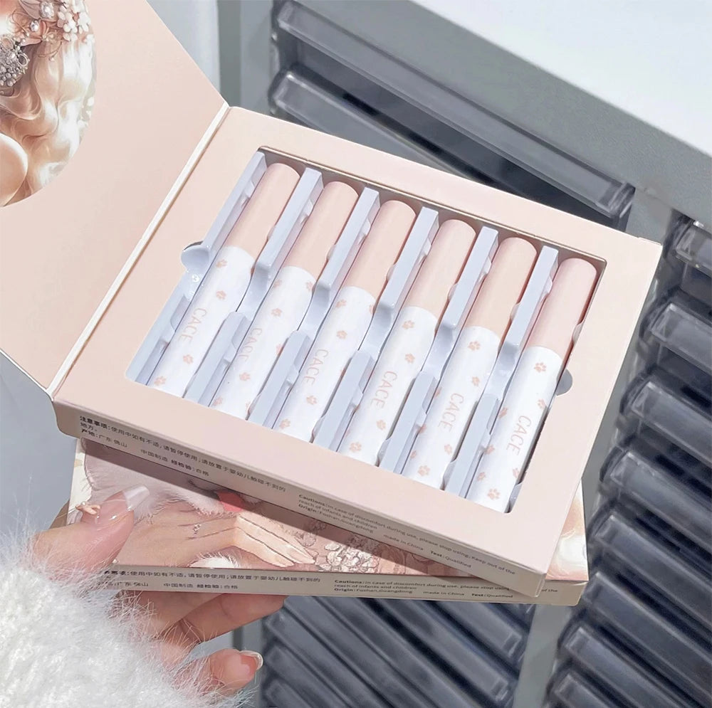 Ensemble cosmétique de maquillage . Brillant à lèvres Velours mat .