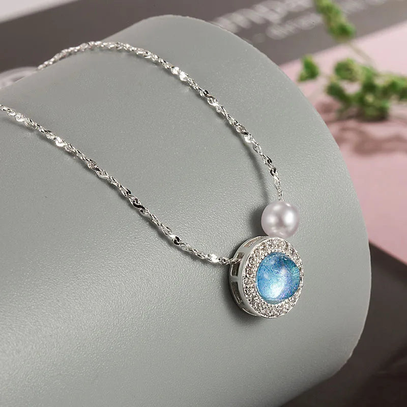 قلادة من الفضة الإسترلينية عيار 925 مرصعة بالزركون الأزرق مع سلسلة من اللؤلؤ اللامع على شكل عظمة الترقوة مناسبة لتقديمها كهدية لصديقتك