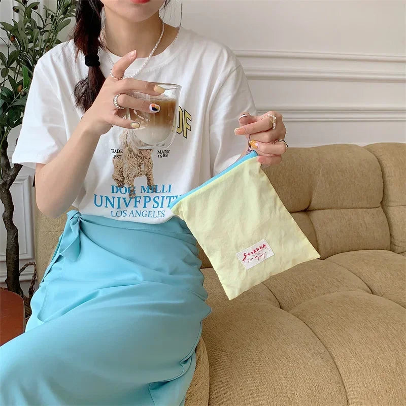 Sac à cosmétiques en toile.