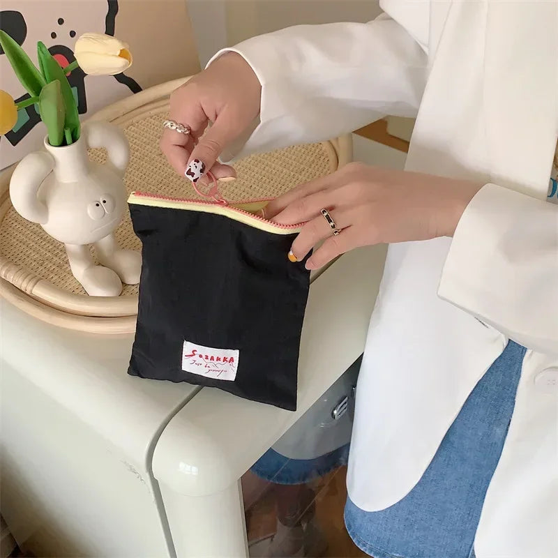 Sac à cosmétiques en toile.