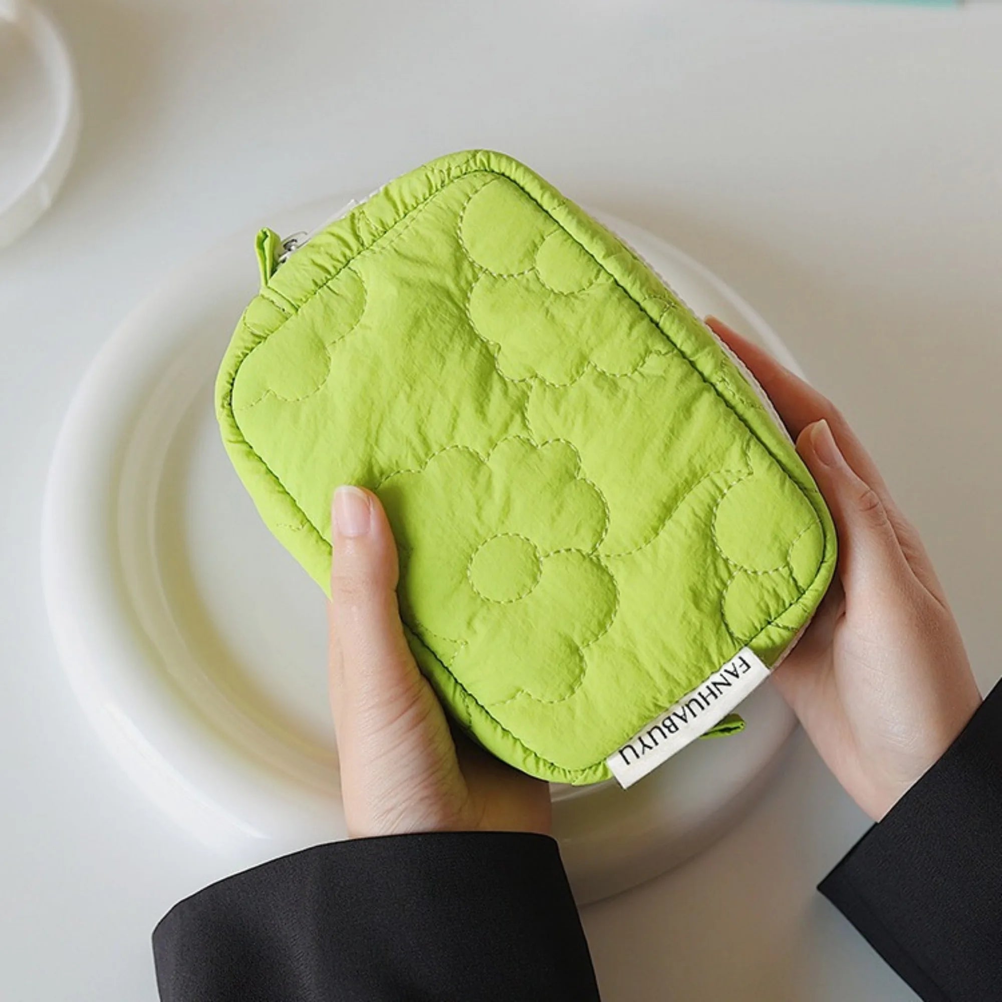 Cute Cosmetic Storage Bag Quilted Flowers Design Cosmetic Bag Soft Comfortable Makeup Bag for Lipstick Tissue Jewelry Pouch