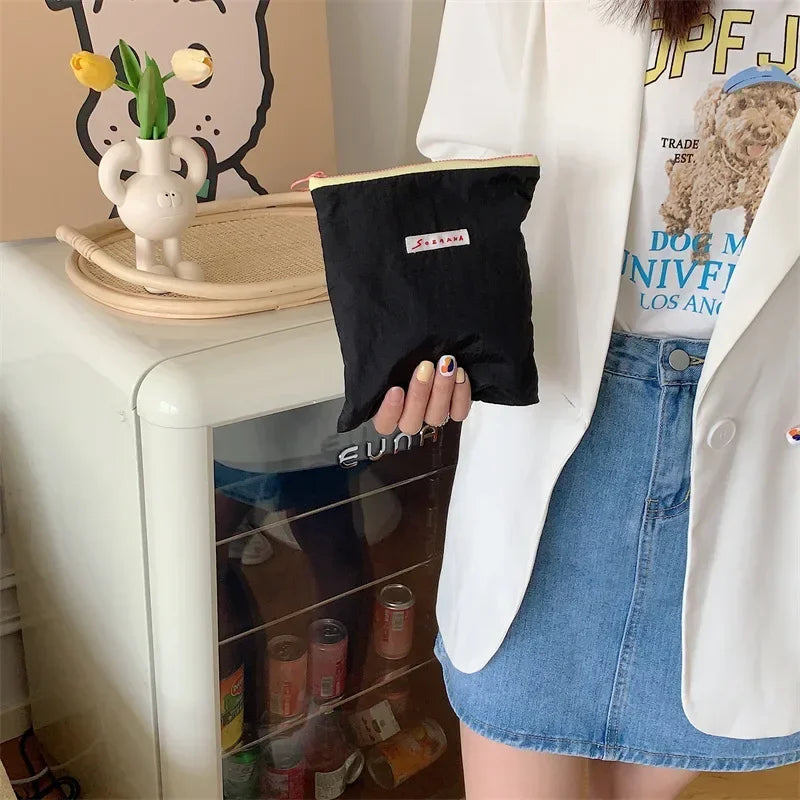 Sac à cosmétiques en toile.