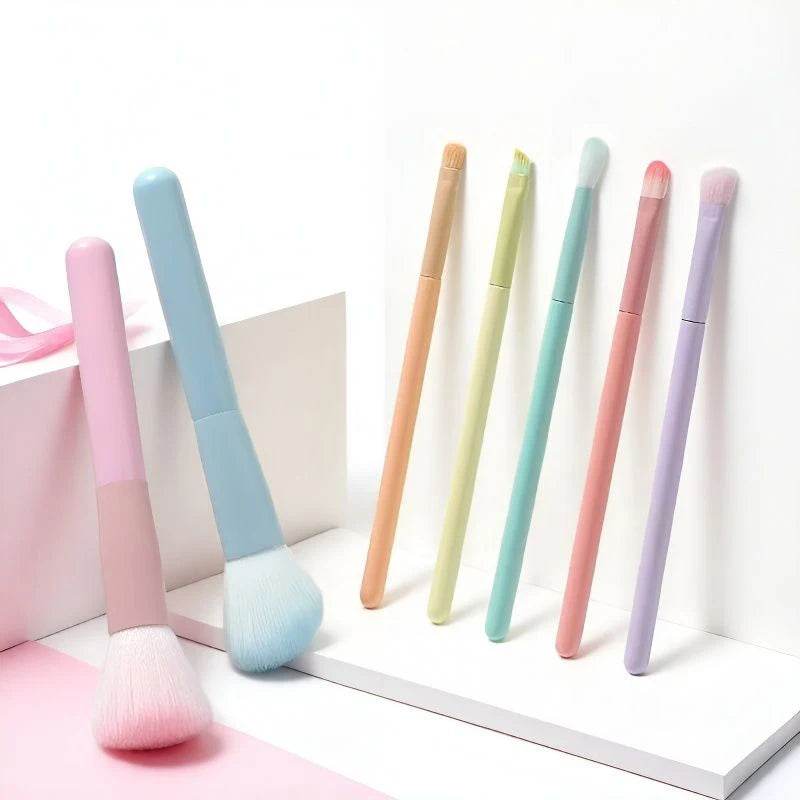 Un ensemble complet d’outils de maquillage comprenant 7 pinceaux de maquillage colorés