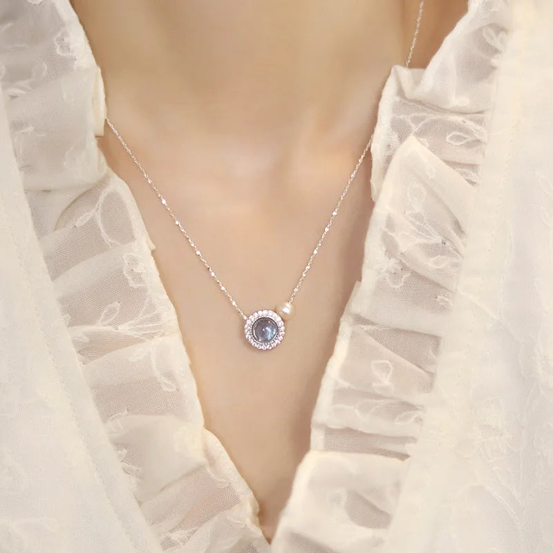 قلادة من الفضة الإسترلينية عيار 925 مرصعة بالزركون الأزرق مع سلسلة من اللؤلؤ اللامع على شكل عظمة الترقوة مناسبة لتقديمها كهدية لصديقتك