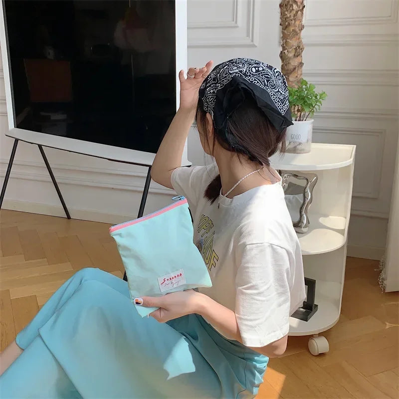 Sac à cosmétiques en toile.