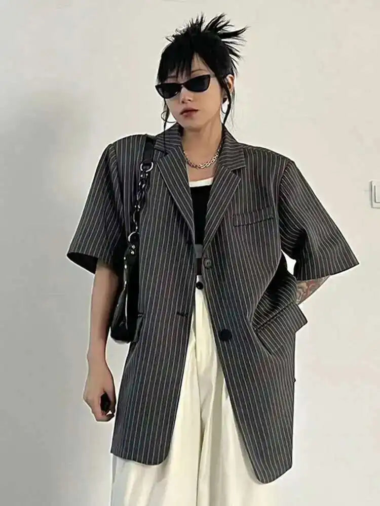 EAM Gray Pleated Big Size Casual Blazer Women New Lapel Short Sleeve Loose Fit Jacket Fashion Tide Spring Autumn 2025 30A1735
