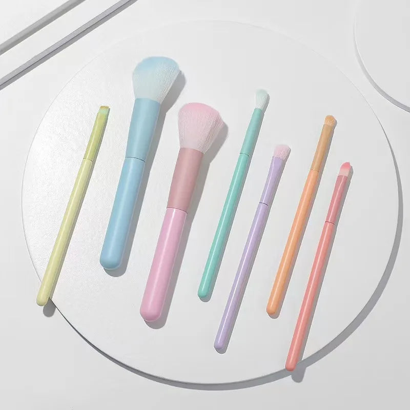 Un ensemble complet d’outils de maquillage comprenant 7 pinceaux de maquillage colorés