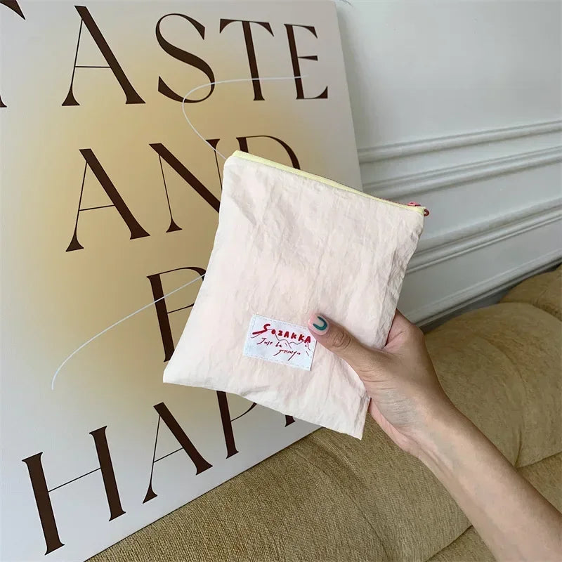 Sac à cosmétiques en toile.