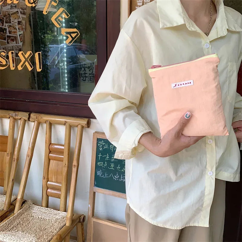 Sac à cosmétiques en toile.