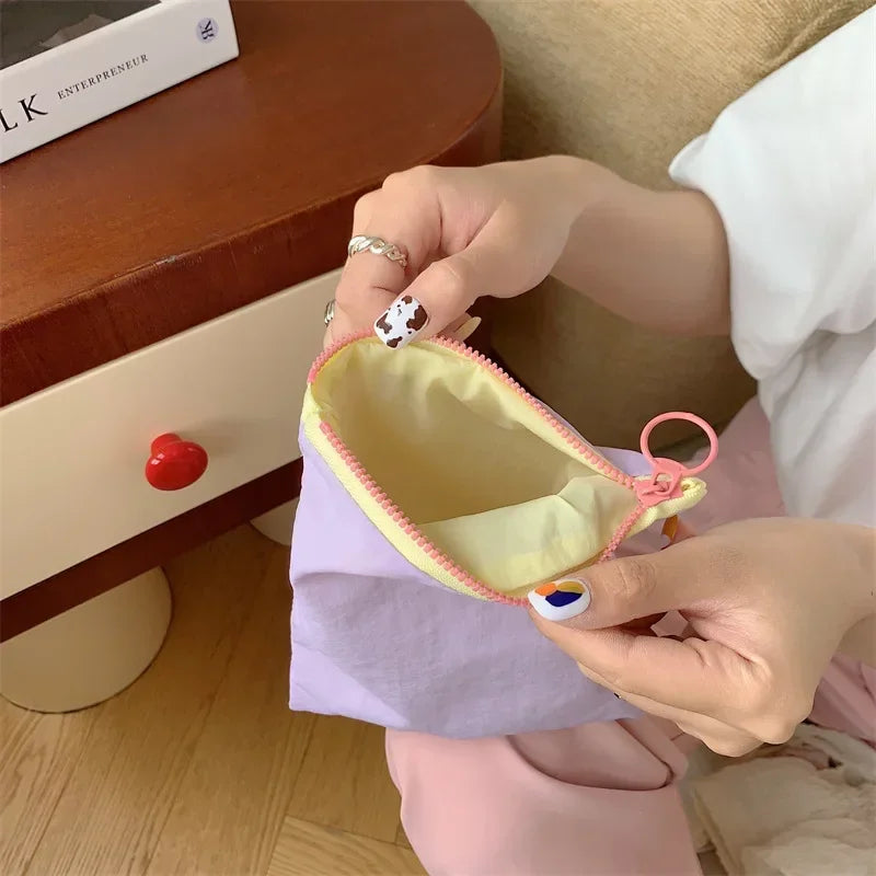 Sac à cosmétiques en toile.