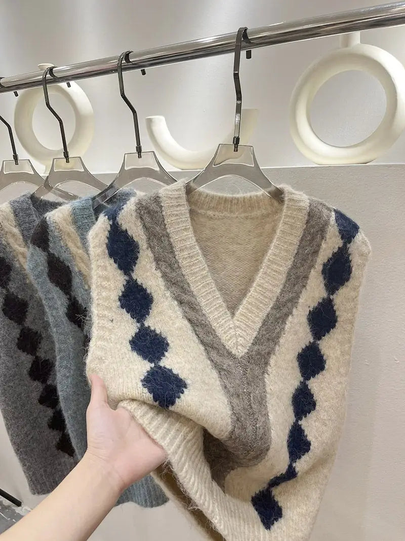 Contrasting V-neck Rimpice Knitted Vest Women's Autumn Winter 2023 New Design Sense Lazy Style Layering Sweater