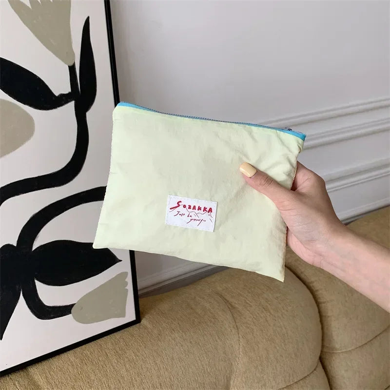 Sac à cosmétiques en toile.