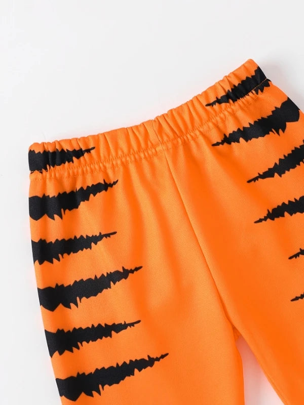 A cute two-piece set of cartoon tiger printed fleece with sweatshirt and sweatpants for baby boys and toddlers in spring and aut