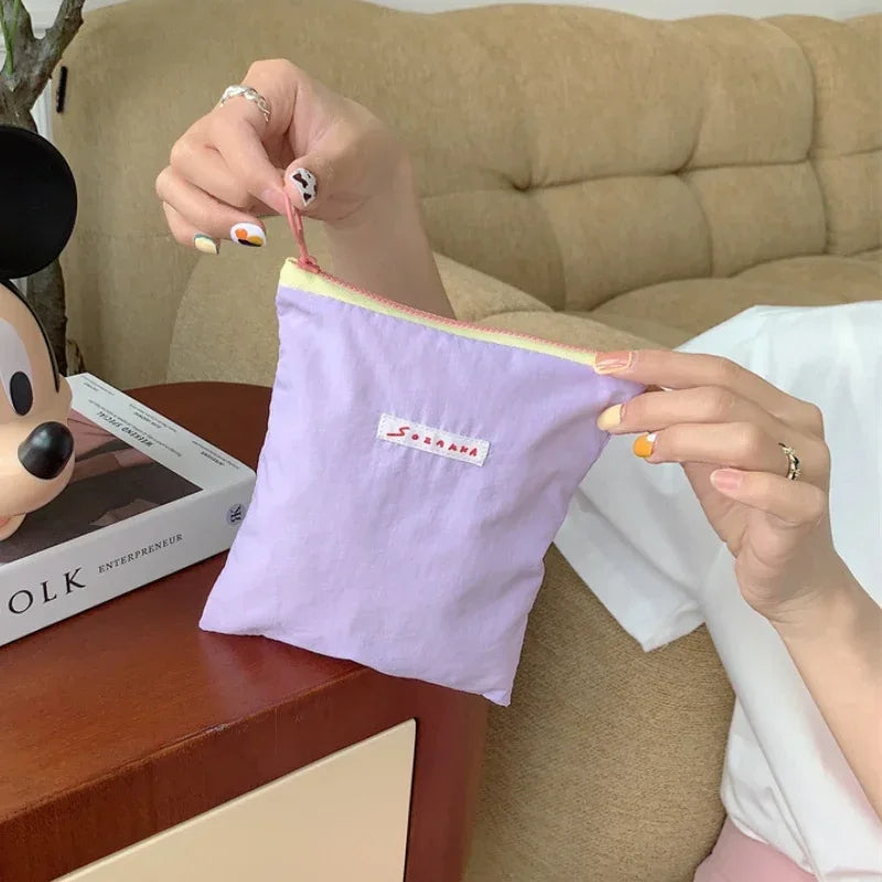 Sac à cosmétiques en toile.