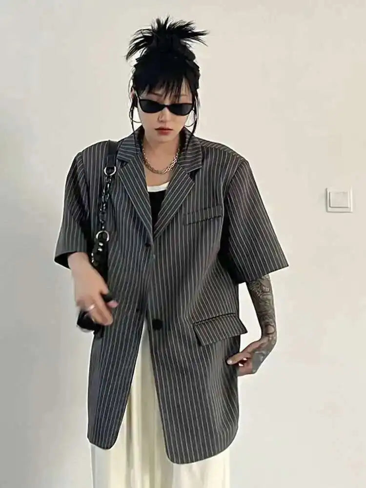EAM Gray Pleated Big Size Casual Blazer Women New Lapel Short Sleeve Loose Fit Jacket Fashion Tide Spring Autumn 2025 30A1735