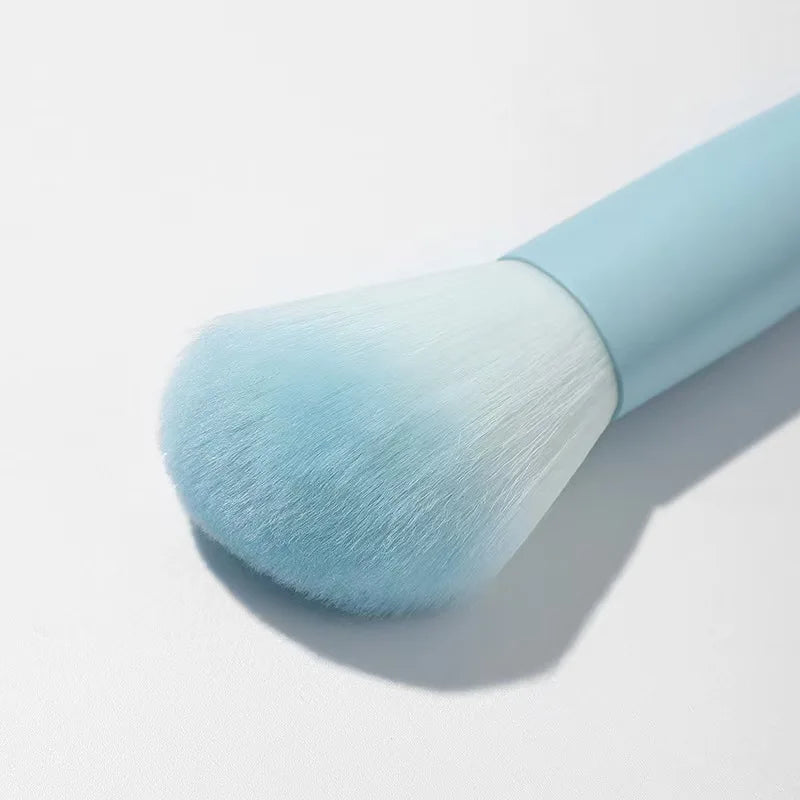 Un ensemble complet d’outils de maquillage comprenant 7 pinceaux de maquillage colorés