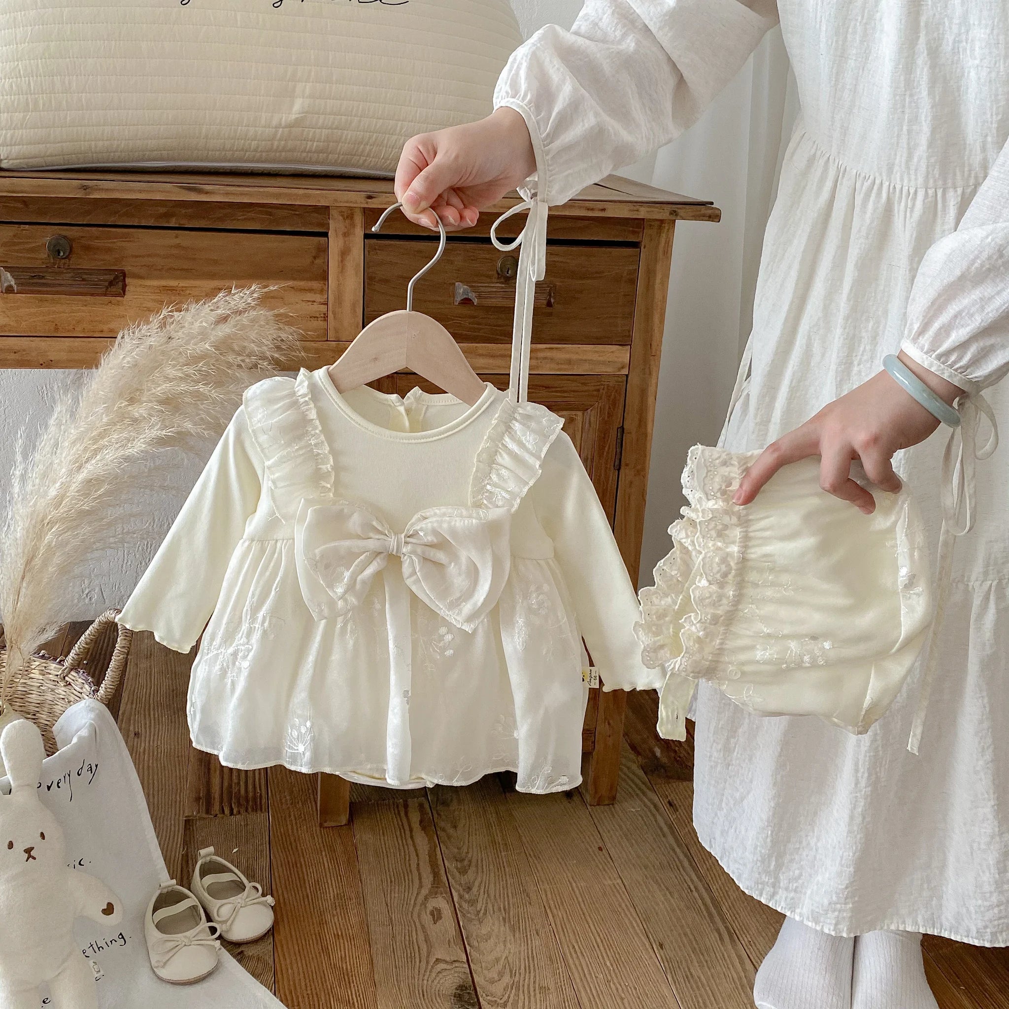 A cute and sweet autumn long-sleeved gauze fake two-piece triangular one-piece dress for a baby girl with a suspender skirt and