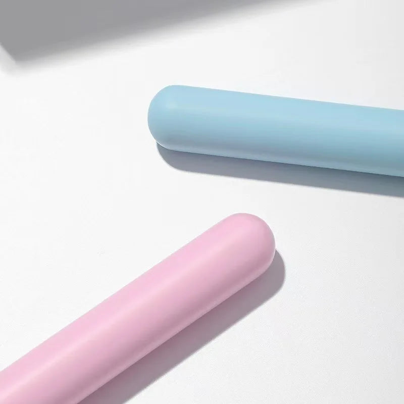 Un ensemble complet d’outils de maquillage comprenant 7 pinceaux de maquillage colorés