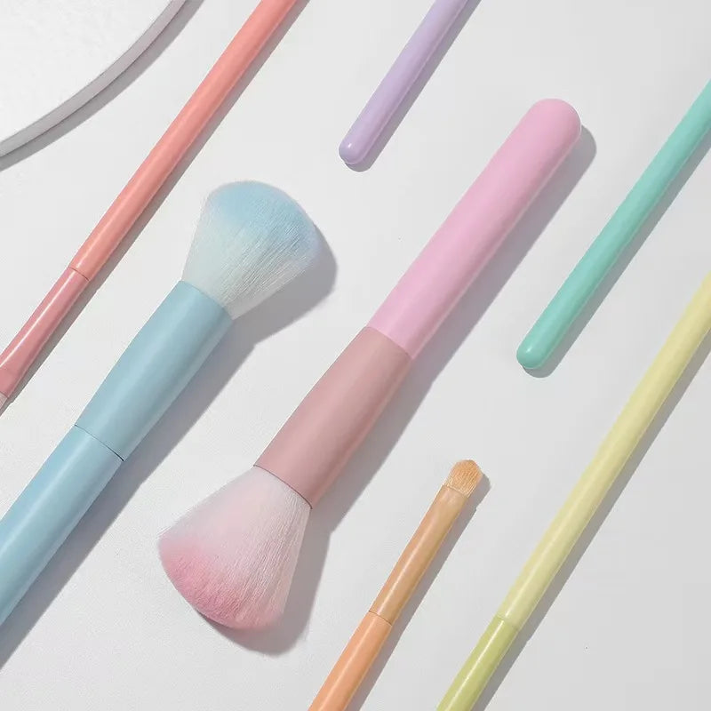 Un ensemble complet d’outils de maquillage comprenant 7 pinceaux de maquillage colorés