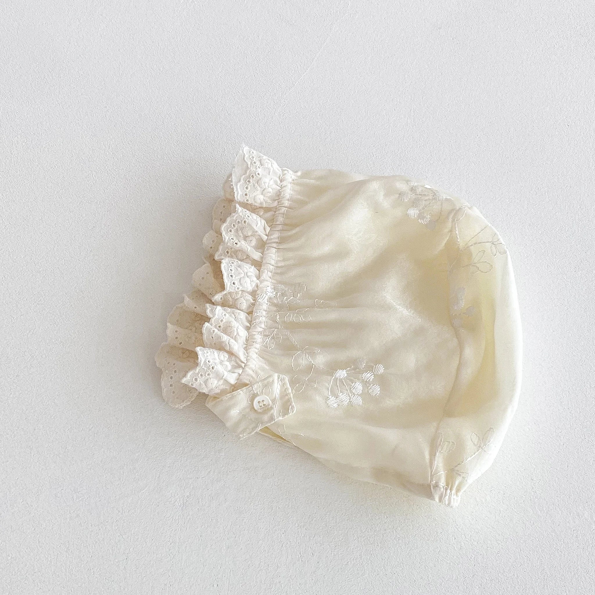 A cute and sweet autumn long-sleeved gauze fake two-piece triangular one-piece dress for a baby girl with a suspender skirt and