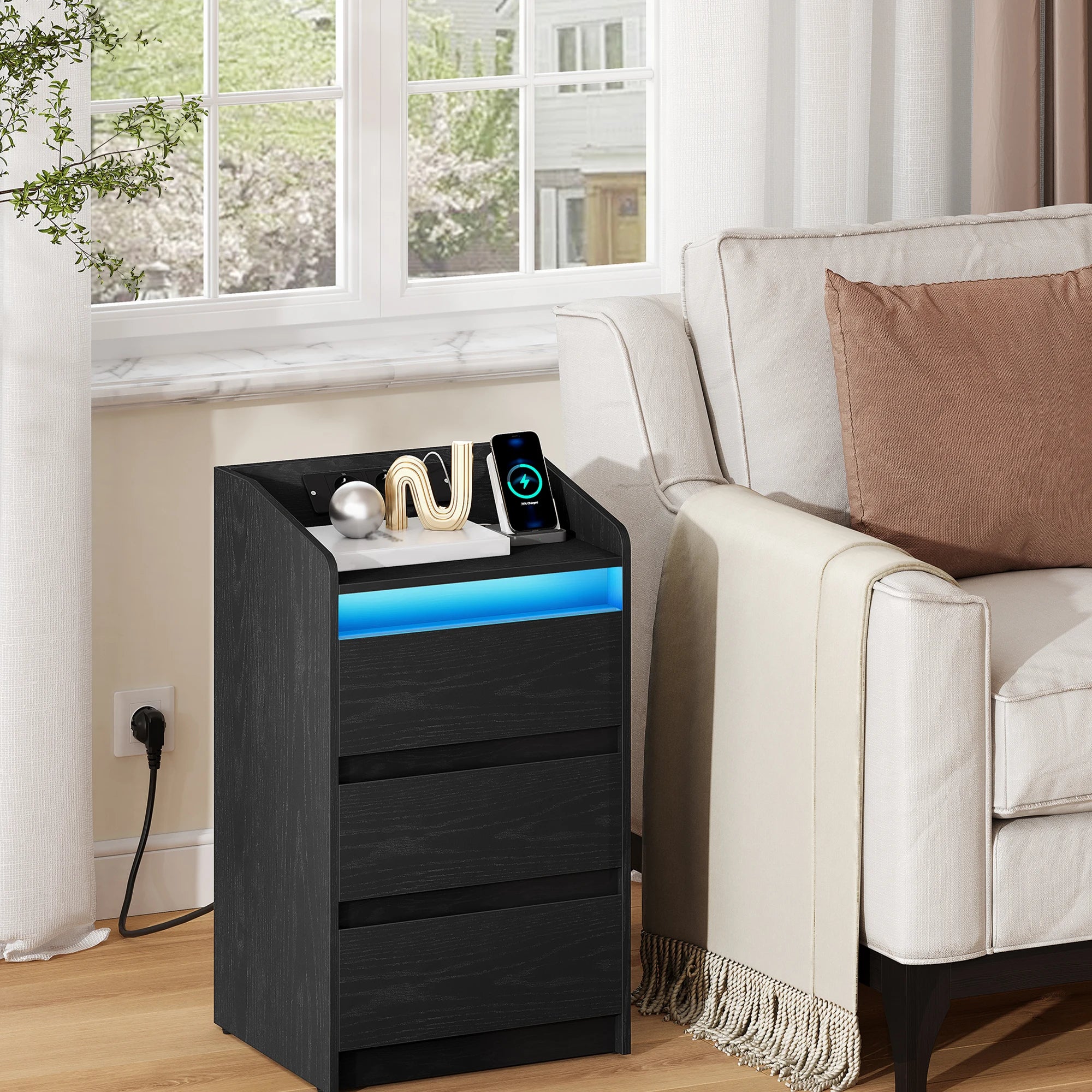 Hzuaneri Table de chevet avec 3 tiroirs, table d'appoint avec station de recharge et LED, 2 prises CA et 2 ports USB pour le salon