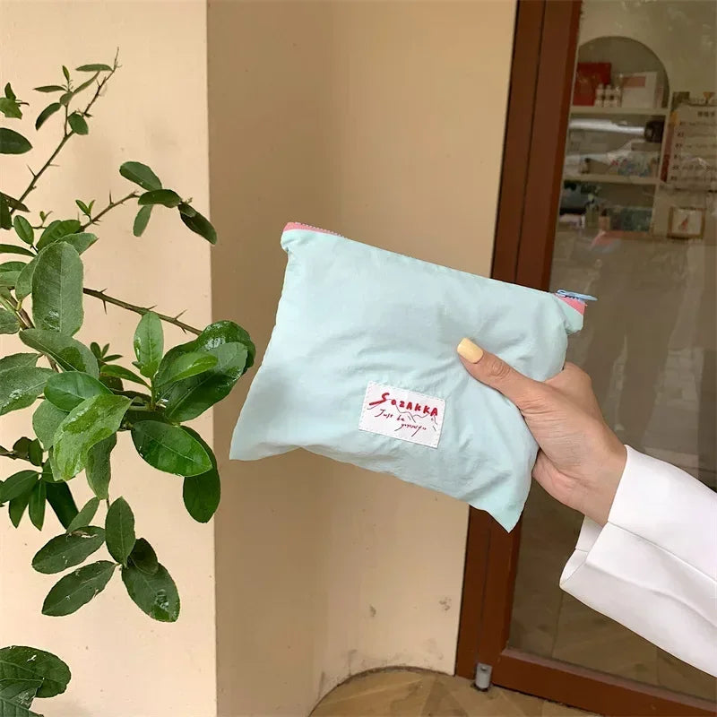 Sac à cosmétiques en toile.