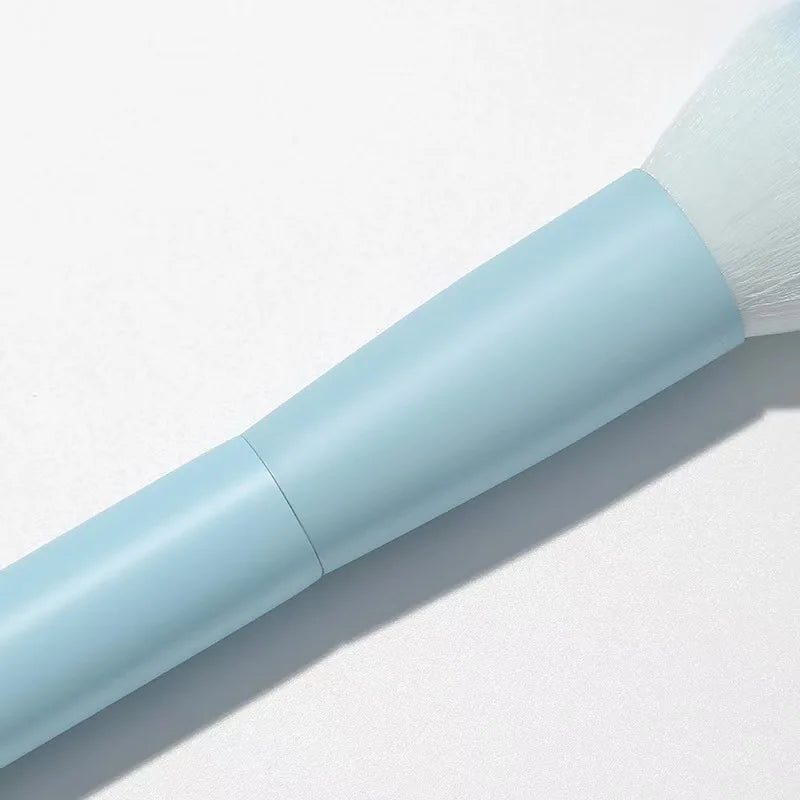 Un ensemble complet d’outils de maquillage comprenant 7 pinceaux de maquillage colorés